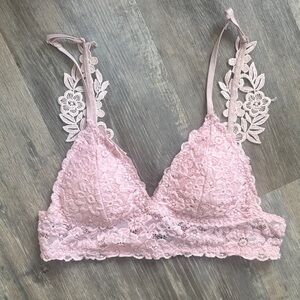 Chic Floral Lace Bralette in Soft Pink